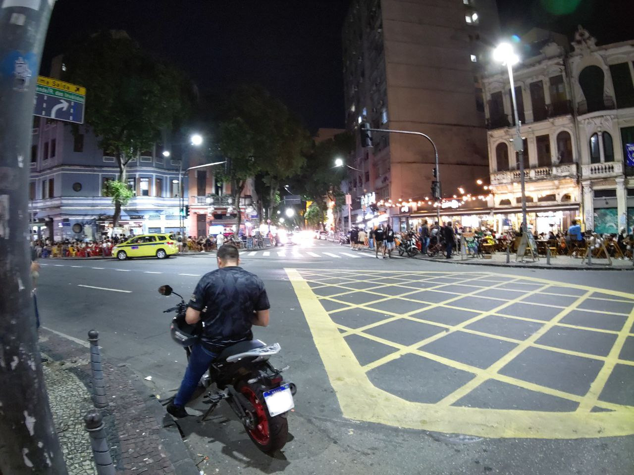 In lapa it is very crowded, but there are really many places to sit and eat something