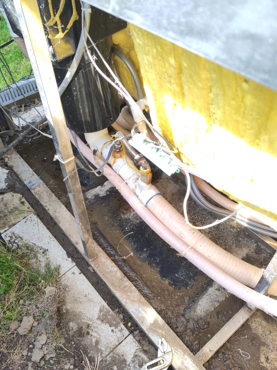 The leak is directly behind the filter. An additional flow is installed, which has some kind of sensor there